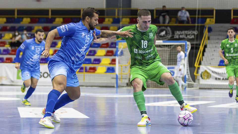 Pablo Ramírez, del BeSoccer UMA Antequera, controla el balón ante Erick, del Peñíscola FS (Fotografía: iso100photopress)