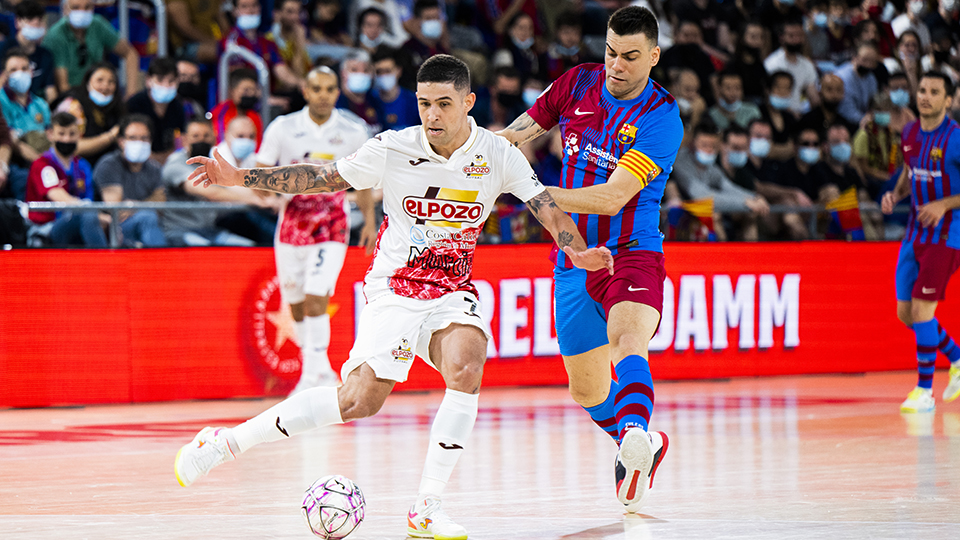 Felipe Valerio, de ElPozo Murcia Costa Cálida, golpea el balón ante Sergio Lozano, del Barça