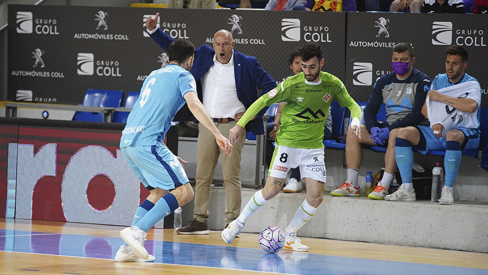 Eloy Rojas, de Palma Futsal, con el balón.