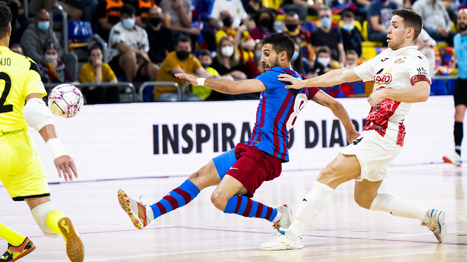 Adolfo, del Barça, golpea el balón ante Fernando y Juanjo, de ElPozo Murcia Costa Cálida