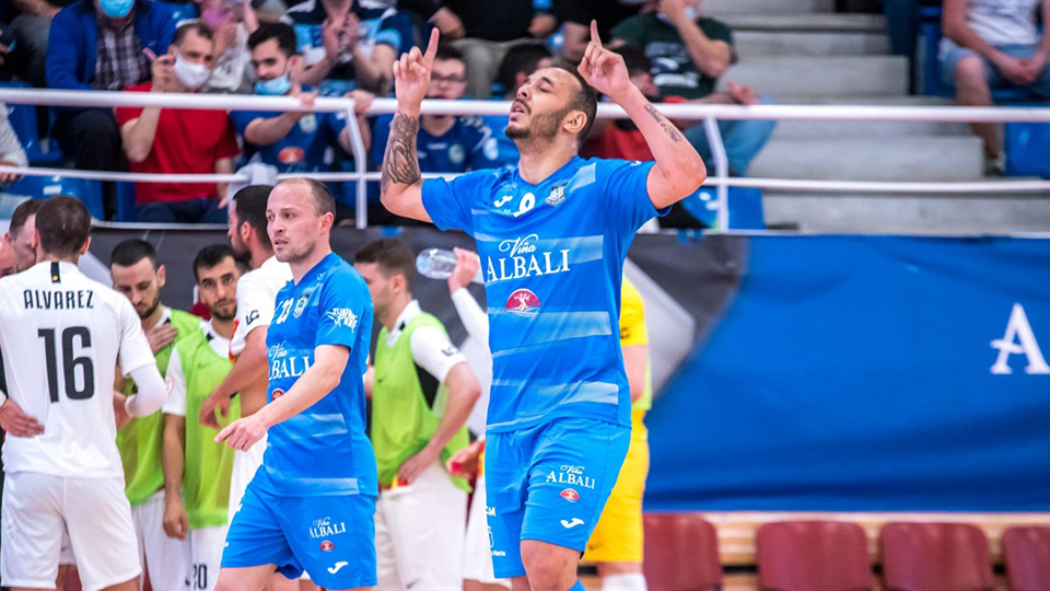 Matheus Preà, del Viña Albali Valdepeñas, celebra un gol (Fotografía: ACP-FSV)