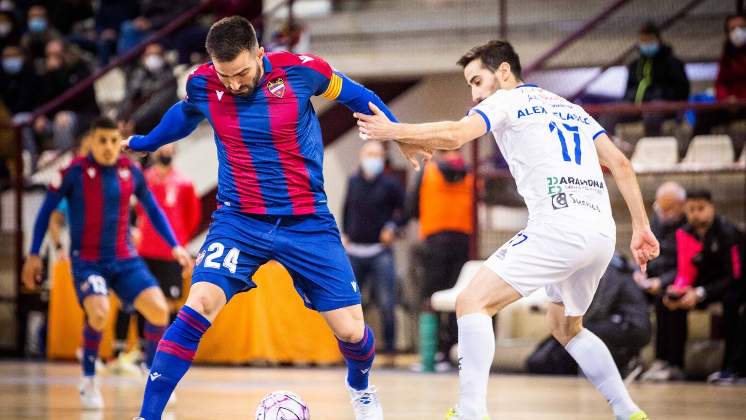 Pedro Toro, del Levante UD FS, intenta zafarse de Álex Velasco, del Manzanares FS Quesos El Hidalgo