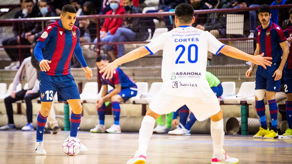 Hamza, del Levante UD FS, conduce el balón ante Cortés, del Manzanares FS Quesos El Hidalgo