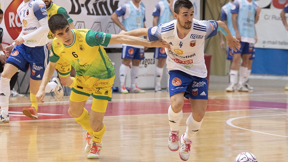 Óscar Villanueva, del Fútbol Emotion Zaragoza, conduce el balón ante Antonio, del Jaén FS (Fotografía: Jorge Vicioso)