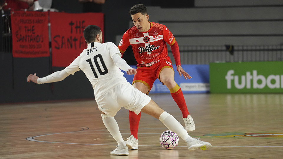 Jesús Izquierdo, del Jimbee Cartagena, controla el balón ante Sepe, de Industrias Santa Coloma