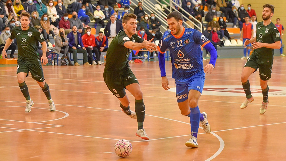 Trasobares, de Full Energía Zaragoza, conduce el balón ante Juanma, del CD Leganés.