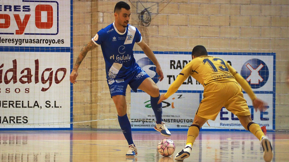 Humberto, del Manzanares FS Quesos El Hidalgo, ante Hamza, del Levante UD FS