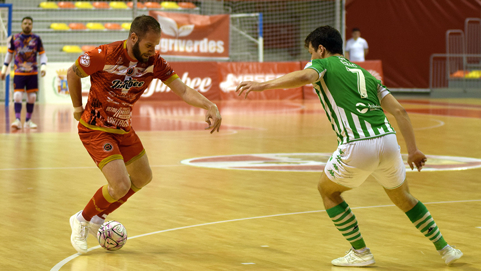 Solano, de Jimbee Cartagena, encara a Éric Pérez, del Real Betis Futsal.