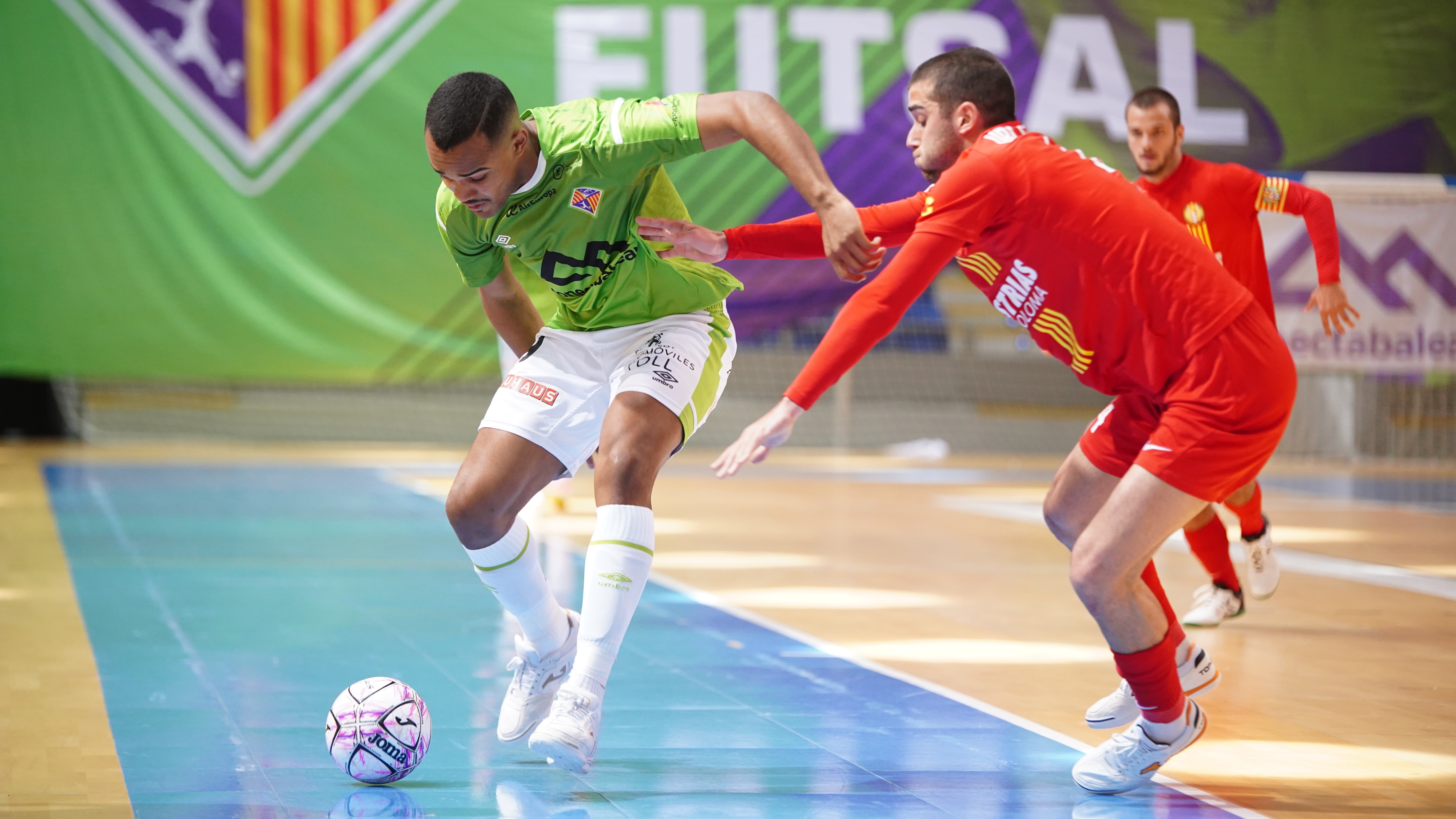 Higor, del Palma Futsal, aguanta la pelota ante Uri Santos, de Industrias Santa Coloma