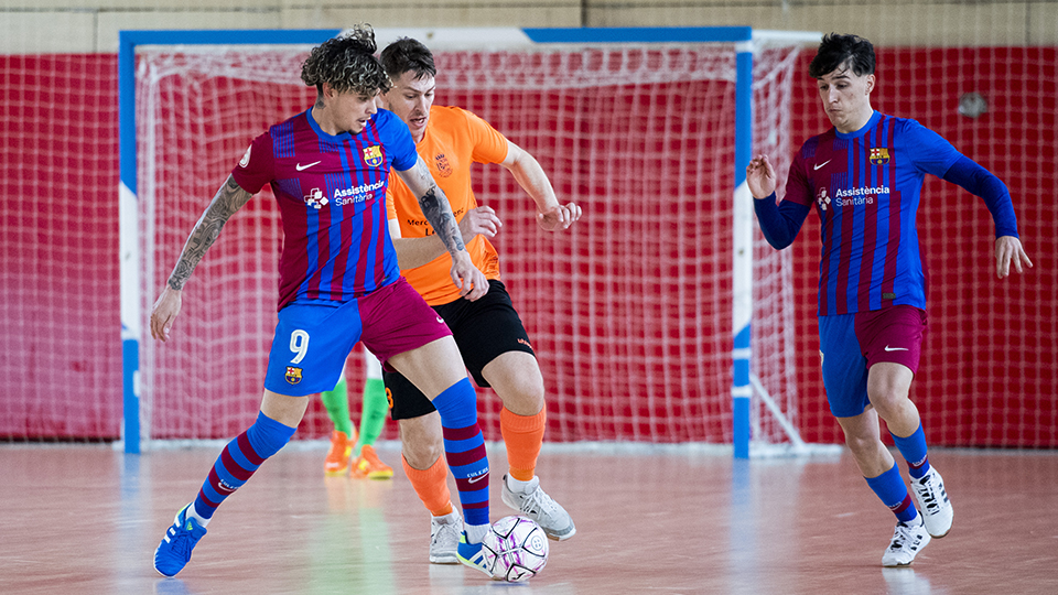 Dani Fernández, del Barça B, con el esférico.