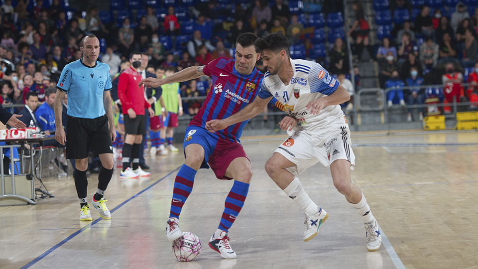 Sergio Lozano, del Barça, intenta controlar ante la presión de Carlos García, de Fútbol Emotion Zaragoza.