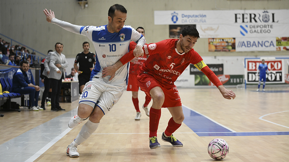 Adri, de O Parrulo Ferrol, y Miguel Conde, de BeSoccer UMA Antequera, pugnan por el balón (Fotografía: Ismael Miján / MijanPhoto)
