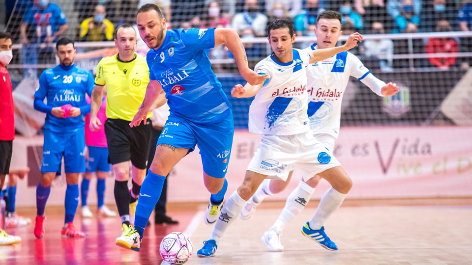 Matheus Preá, de Viña Albali Valdepeñas, ante Kiki, de Manzanares FS Quesos El Hidalgo.