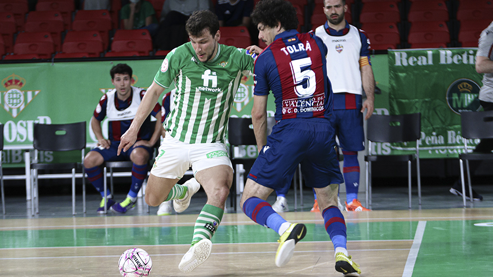 Éric Pérez, del Real Betis Futsal, intenta chutar ante Marc Tolrà, del Levante UD FS.