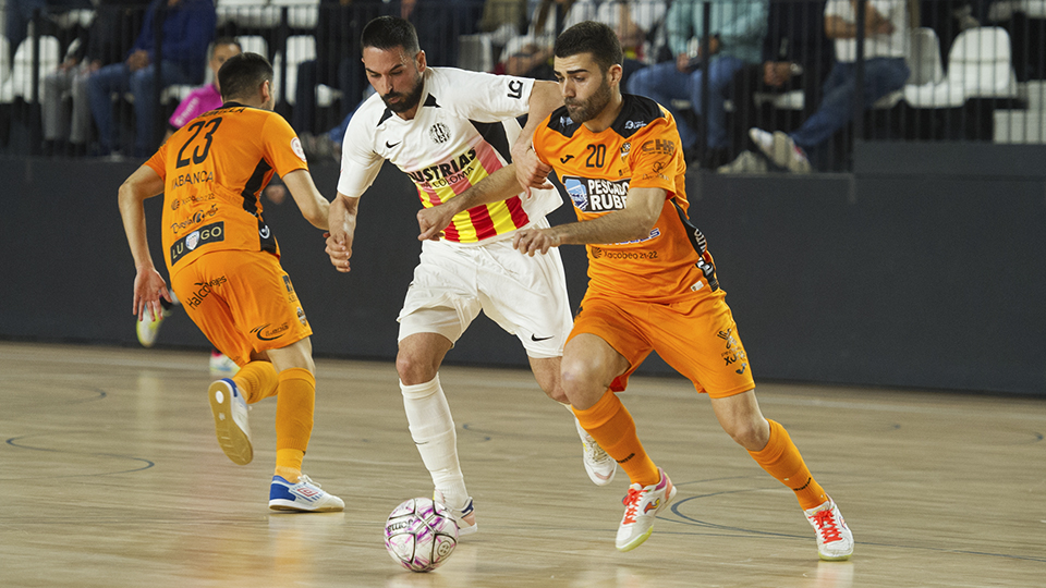 David Pazos, de Burela FS, conduce el balón ante Álex Verdejo, de Industrias Santa Coloma (Fotografía: Ernesto Arandilla)