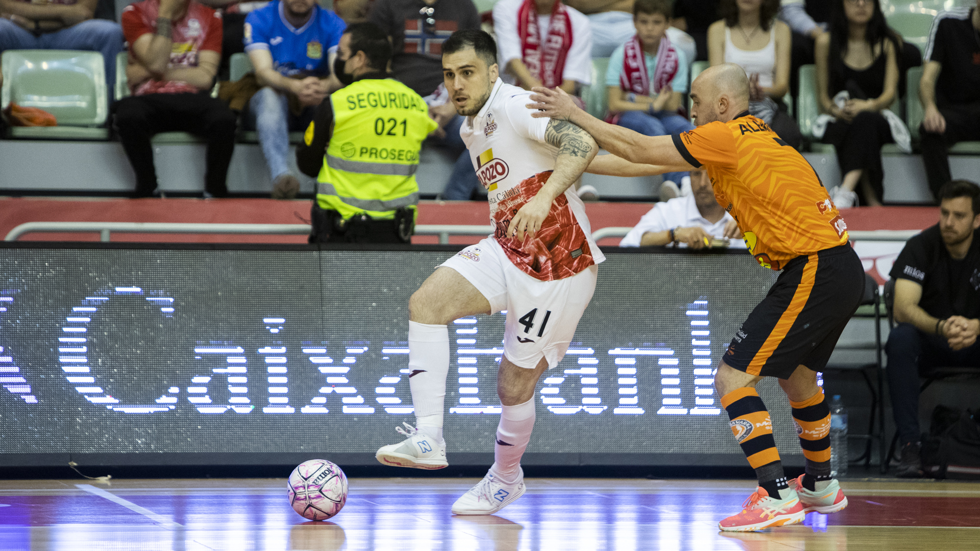 Mati Rosa, de ElPozo Murcia Costa Cálida, protege la pelota ante Pintinho, del Ribera Navarra FS