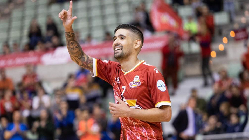 Felipe Valerio, jugador de ElPozo Murcia Costa Cálida, celebra un gol