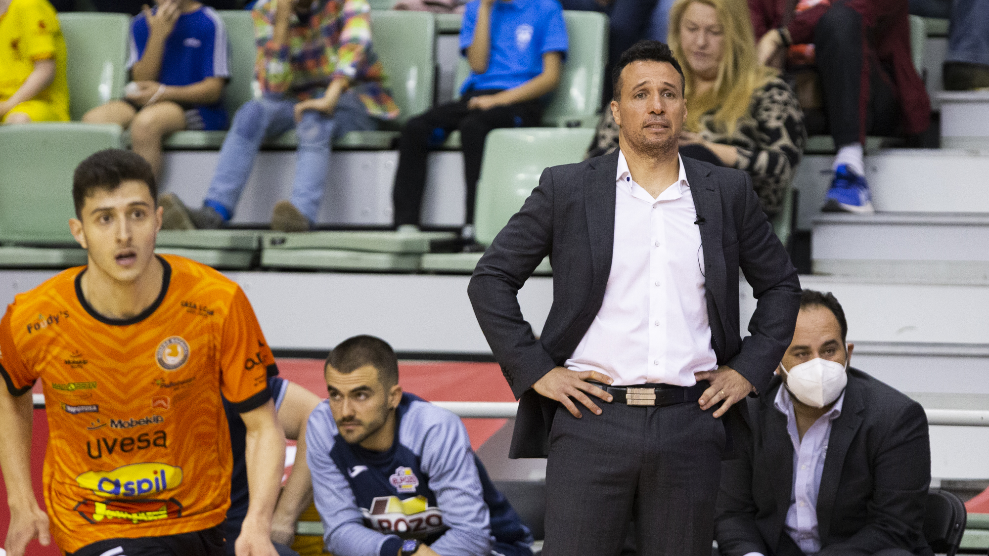 Diego Giustozzi, entrenado de ElPozo Murcia Costa Cálida, dirige a su equipo ante el Ribera Navarra FS