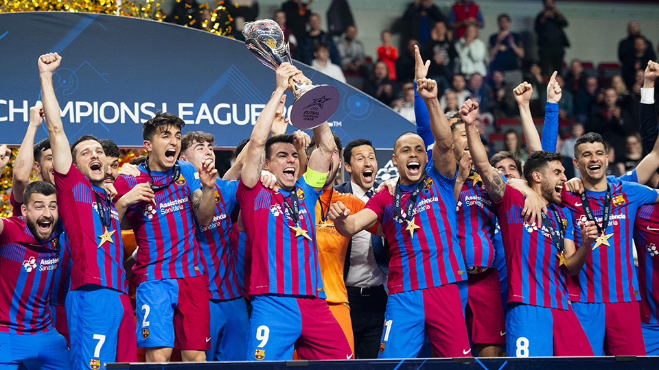 Los jugadores del Barça levantan la UEFA Futsal Champions League