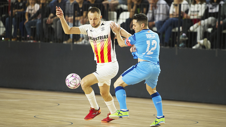 Drahovsky, de Industrias Santa Coloma, controla el balón ante Borja, de Inter FS (Fotografía: Ernesto Arandilla)