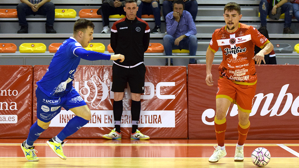 Mellado, de Jimbee Cartagena, conduce el balón.