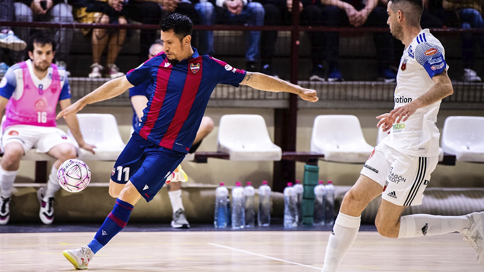 Gallo, del Levante UD FS, golpea el balón ante Adri Ortego, del Fútbol Emotion Zaragoza