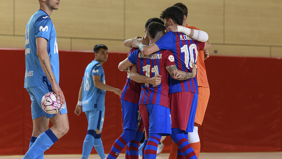 Los jugadores del Barça B celebran un gol