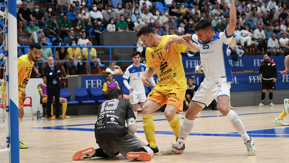 Kevin Chis, de O Parrulo Ferrol, pugna por el balón con Saladié y Coro, de Peñíscola (Fotografía: Ismael Miján / MijanPhoto)