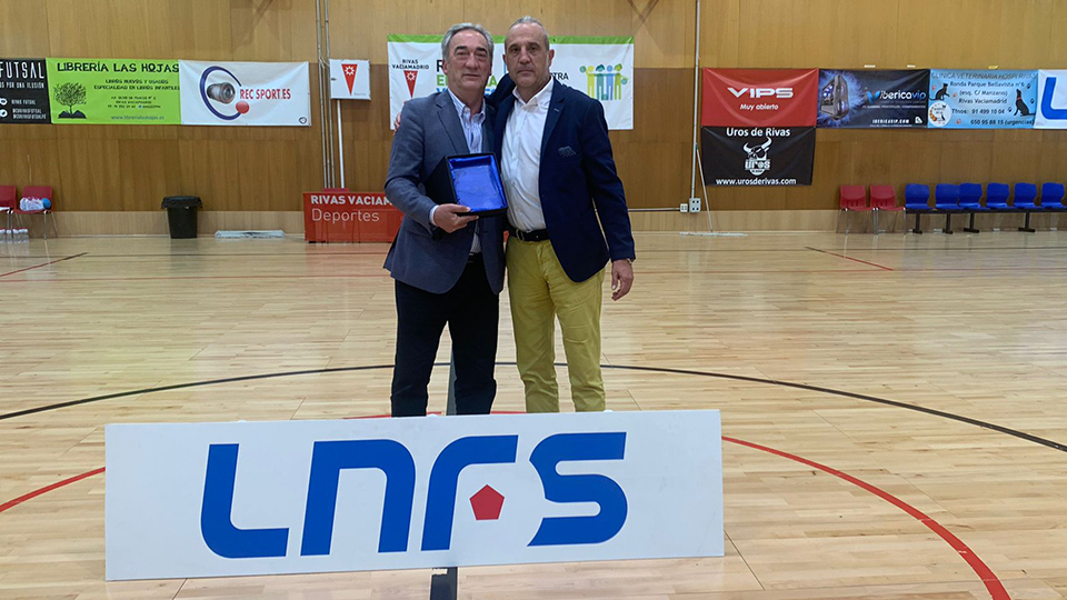 Javier Lozano recogió de manos de Luis Moreno un placa conmemorativa.