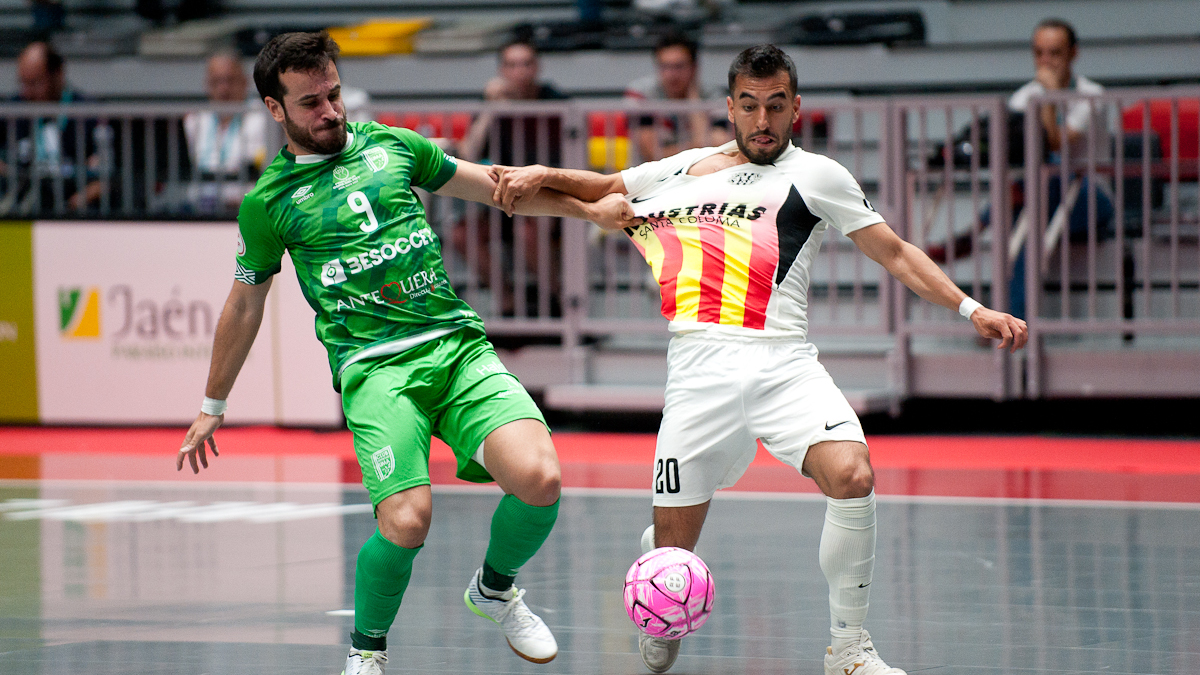 Disputa de balón entre Dani Ramos, del BeSoccer CD UMA Antequera, y Bermusell, de Industrias Santa Coloma