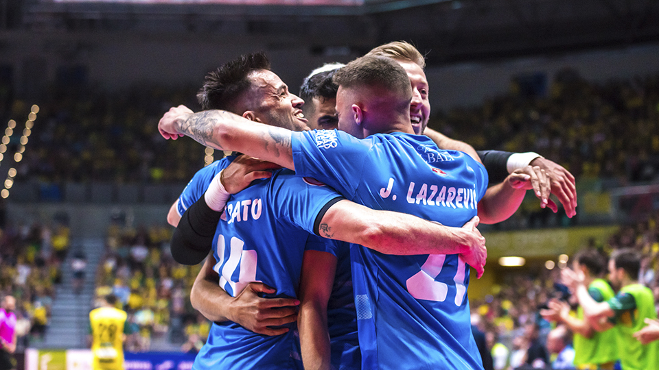 Los jugadores de Viña Albali Valdepeñas celebran un gol.
