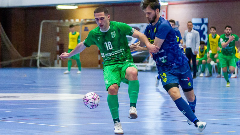 Pablo Ramírez, de BeSoccer CD UMA Antequera, protege el balón ante un rival