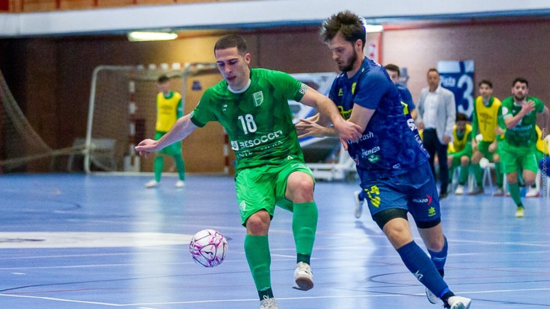 Pablo Ramírez, del BeSoccer CD UMA Antequera, protege la pelota ante Sena, del Alzira FS