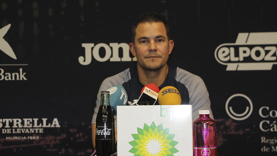 Vinicius Elías, segundo entrenador de ElPozo Murcia Costa Cálida, en rueda de prensa.