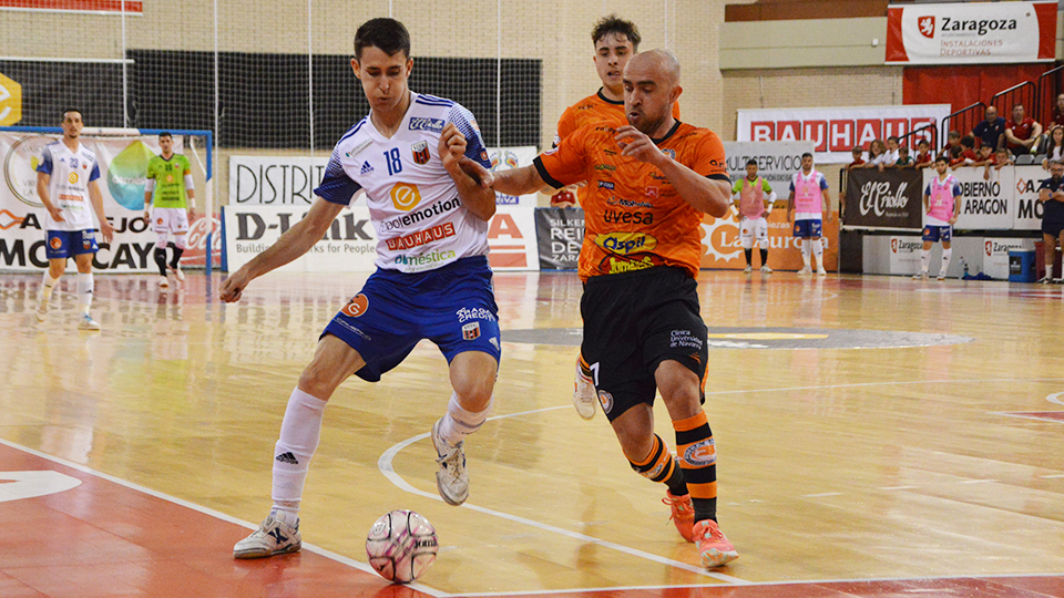 Sergio Barona, del Fútbol Emotion Zaragoza, pugna por el balón con Pintinho, del Ribera Navarra FS (Fotografía: Pedro Luis Serrano)