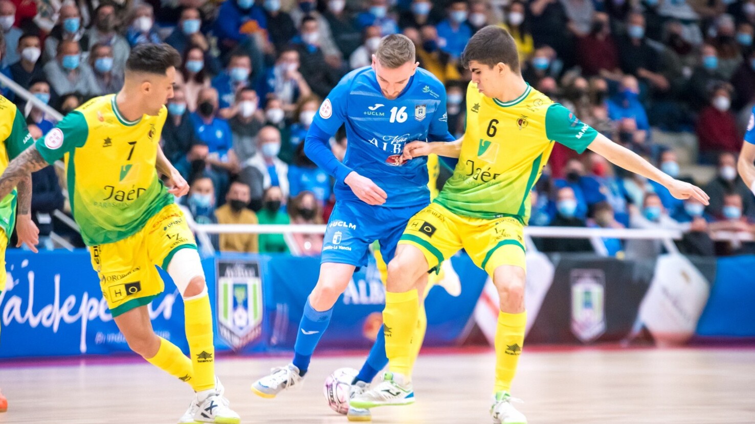 Pugna de balón entre Sergio González, del Viña Albali Valdepeñas, y Antonio, del Jaén FS