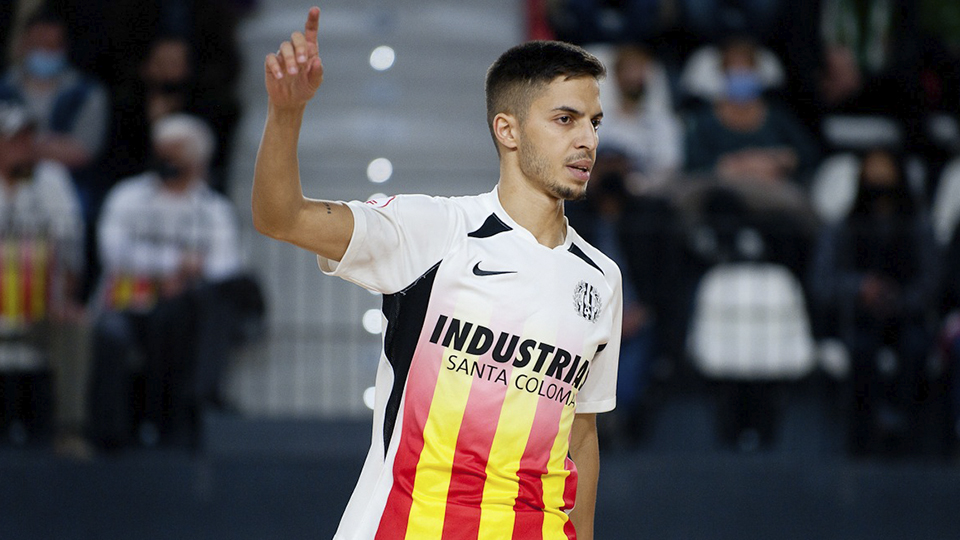 Khalid, de Industrias Santa Coloma, y Marinovic, de Jimbee Cartagena, pugnan por el balón