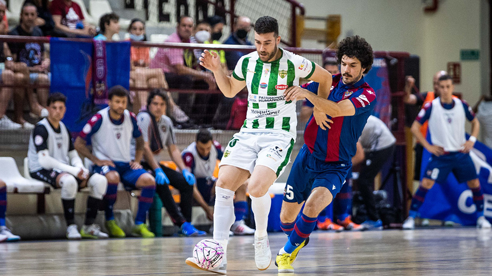 Saura, de Córdoba Patrimonio, intenta pasar ante la presión de Marc Tolrà, del Levante UD.