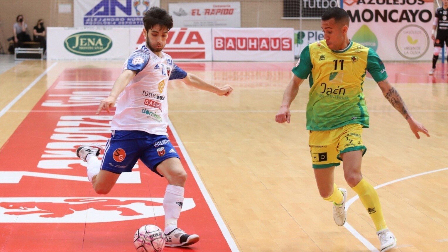 Bruno Iacovino, del Fútbol Emotion Zaragoza, arma la pierna ante Felipe Mancha, del Jaén FS