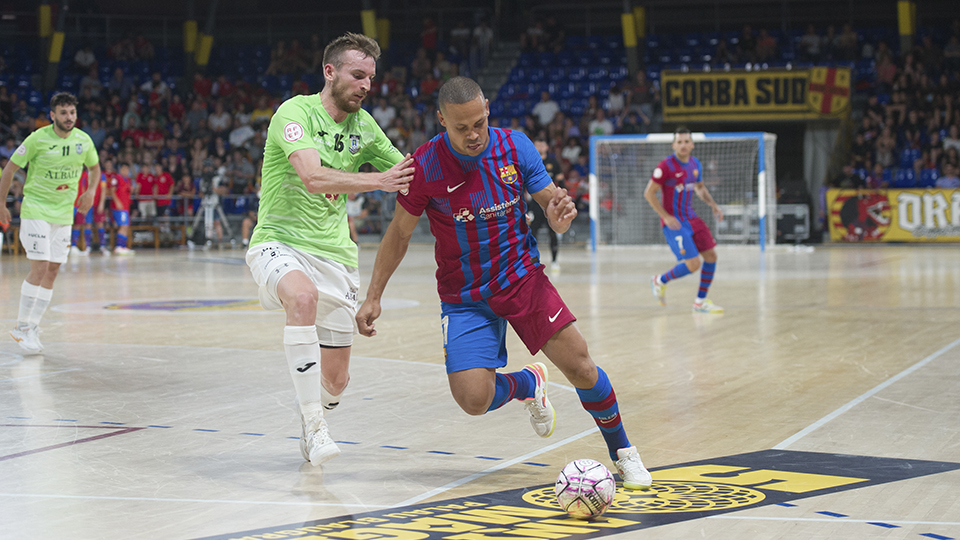 Ferrao, del Barça, conduce el balón.