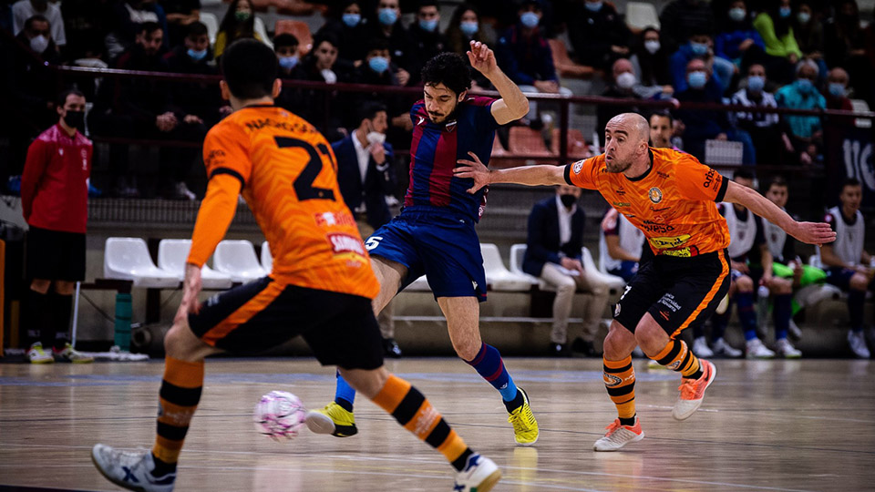 Roger, del Levante UD, conduce el balón.