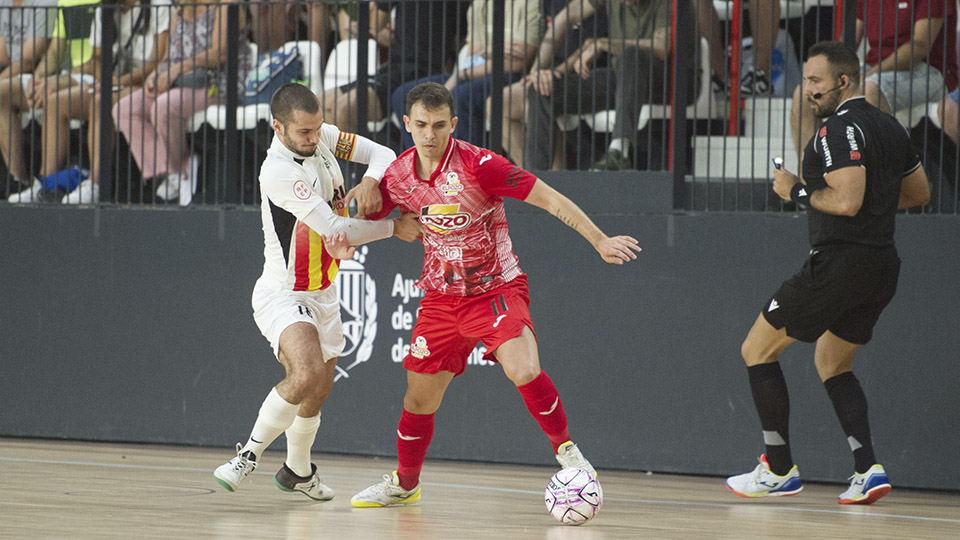 Marcel, de ElPozo Murcia Costa Cálida, retiene el balón.