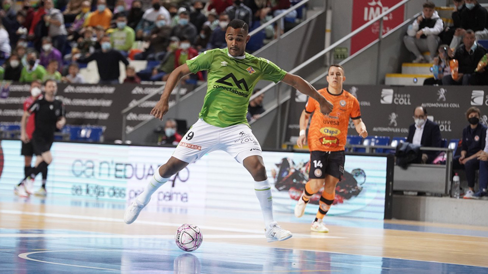 Higor, de Palma Futsal, antes de chutar a la portería.