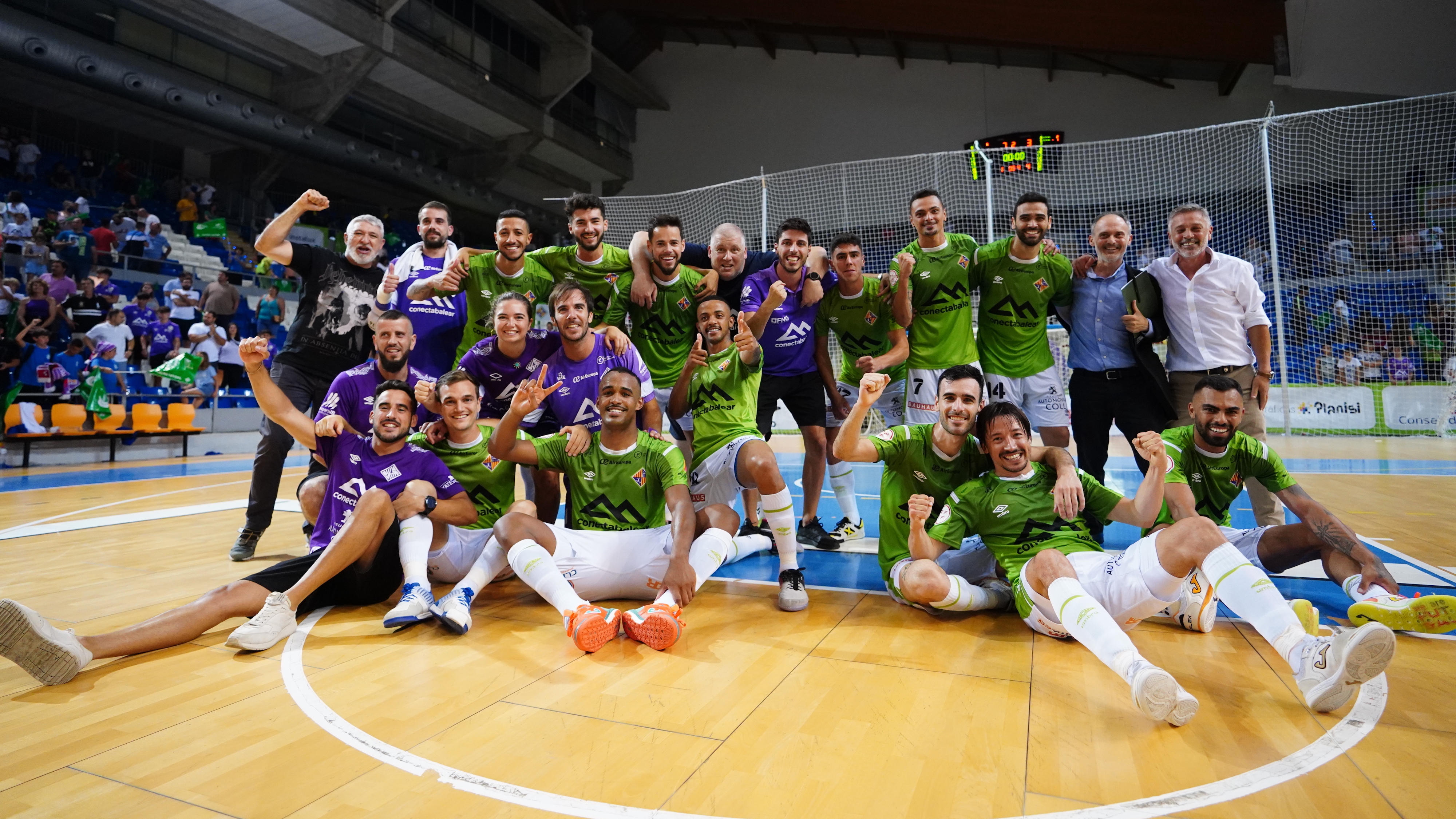 La plantilla del Palma Futsal celebra su pase a Semifinales del Play Off 2022 en Son Moix