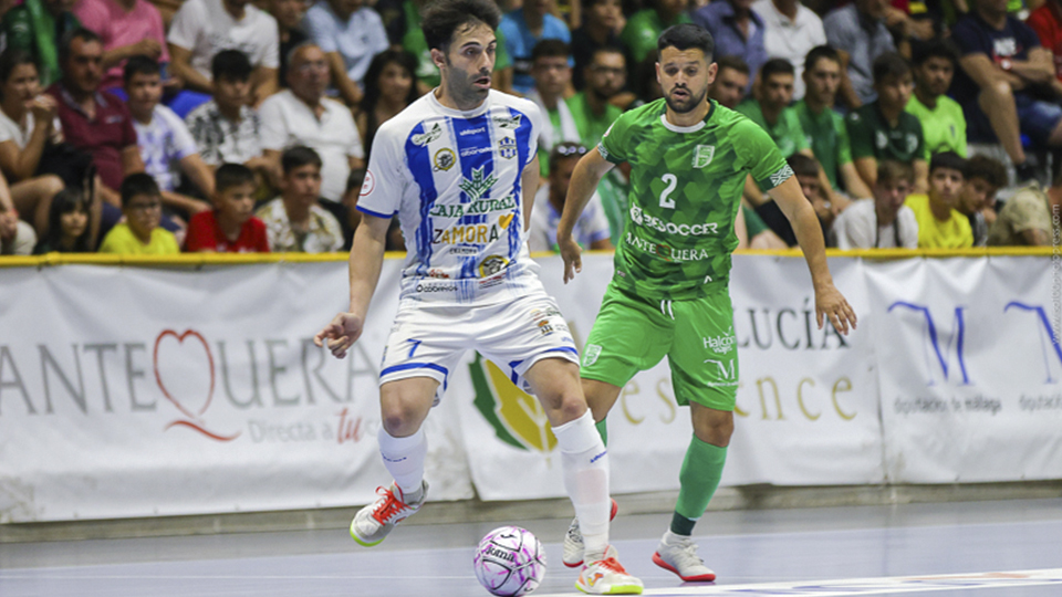 Pablo Ibarra, del Atlético Benavente FS, golpea el balón (Fotografía: iso100photopress)