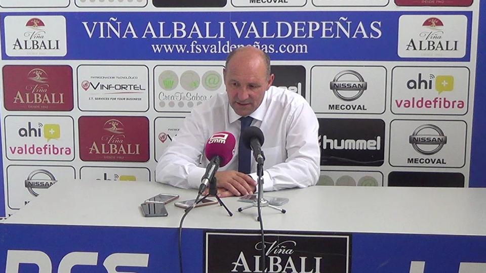 Pato, entrenador del Aspil-Jumpers Ribera Navarra, durante una rueda de prensa.