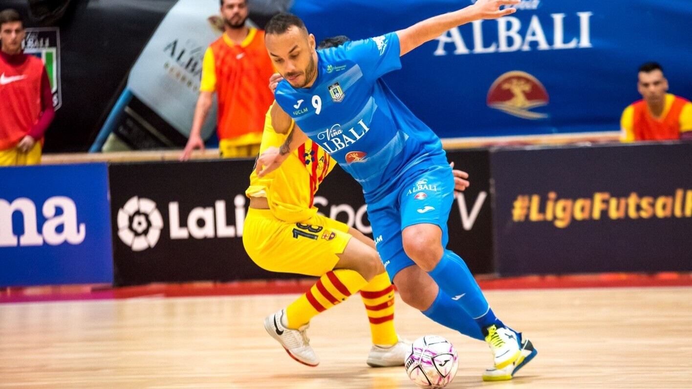 Matheus Preá, de Viña Albali Valdepeñas, sortea la marca de Marcenio, del barça
