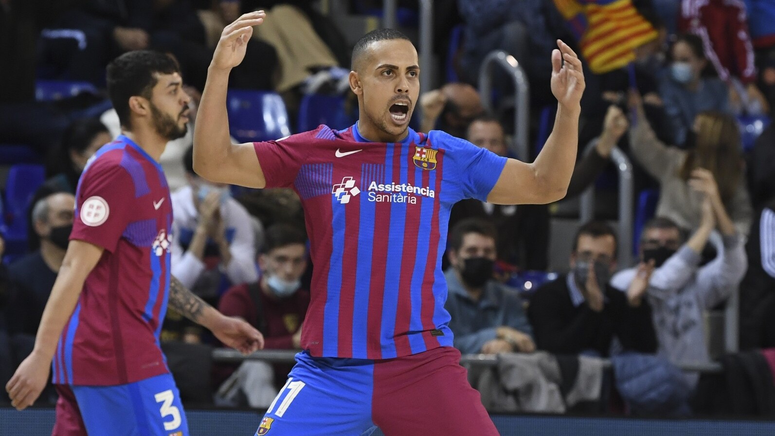Ferrao, del Barça, alienta a la grada del Palau Blaugrana