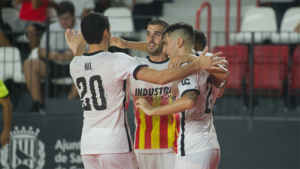 Los jugadores de Industrias Santa Coloma celebran un tanto. (Foto: Ernesto Aradilla)