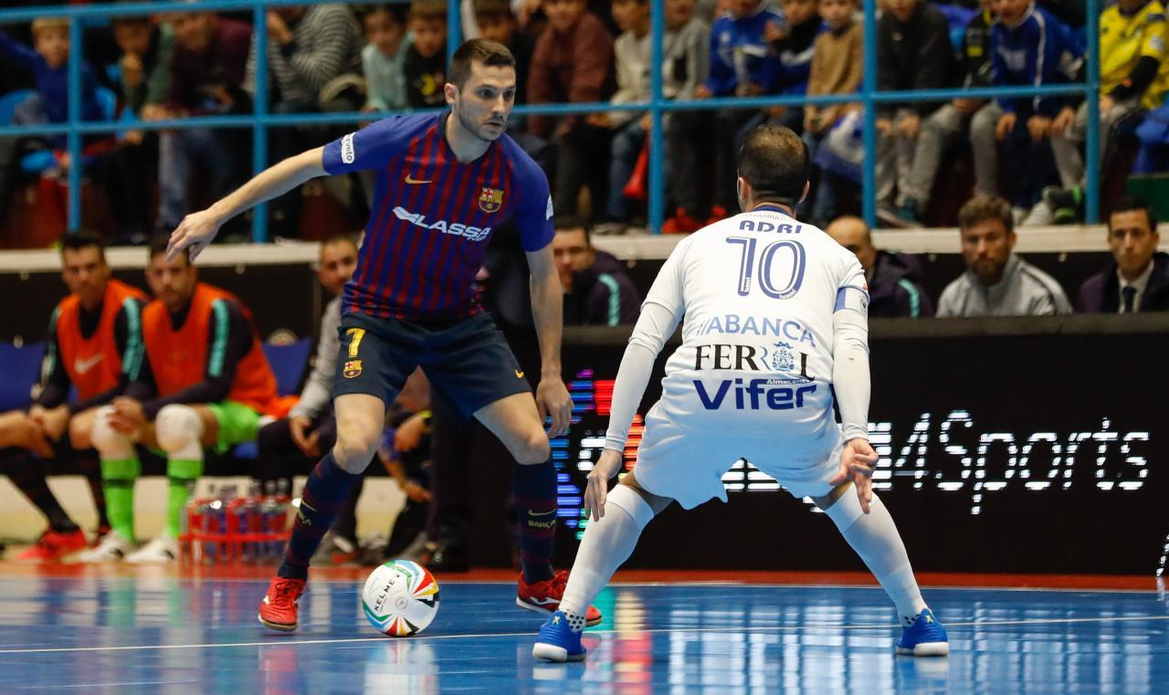 Dyego, del Barça, conduce el balón ante Adri, de O Parrulo Ferrol